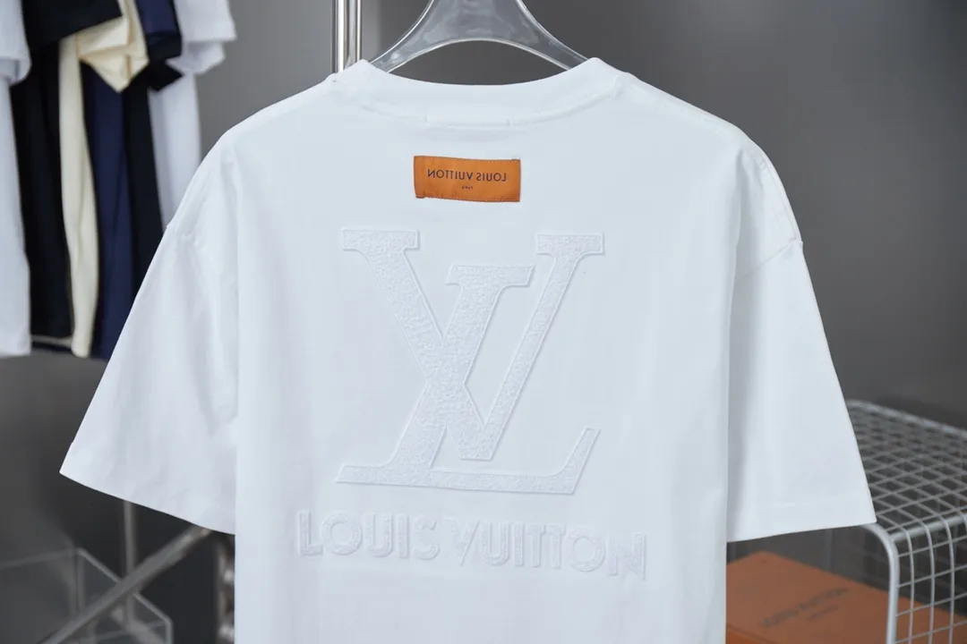 🅿️190 1V 25SS early spring new style Hydrosol embroidered LV letter short sleeves Light luxury essential item for daily commuting for men and women Correct version Welcome to compare Detailed features · 320g 100% pure cotton double yarn jersey fabric · Custom dyed in the same vat, special thickened 32 pieces double-strand 1X1 thread · Imported Tajima machine hydrosol embroidered LV letter logo on the front and back. Garment-washable embroidery hydrosol makes the embroidery offset printing softer and not stiff · Double-needle cross-stitching process · Original main mark washed tag brand moisture-proof paper packaging Color: black/white/burgundy Size: S/M/L/XL